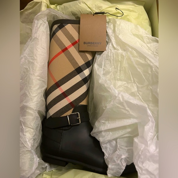 Women size 39 REAL Burberry boots never worn - Picture 1 of 2